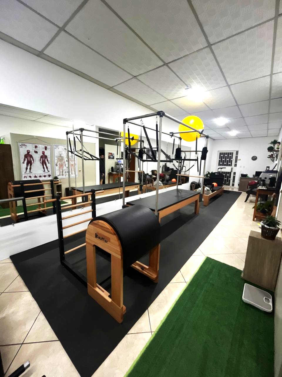 Estúdio de Pilates da BL7 com Cadillac, barril e reformer